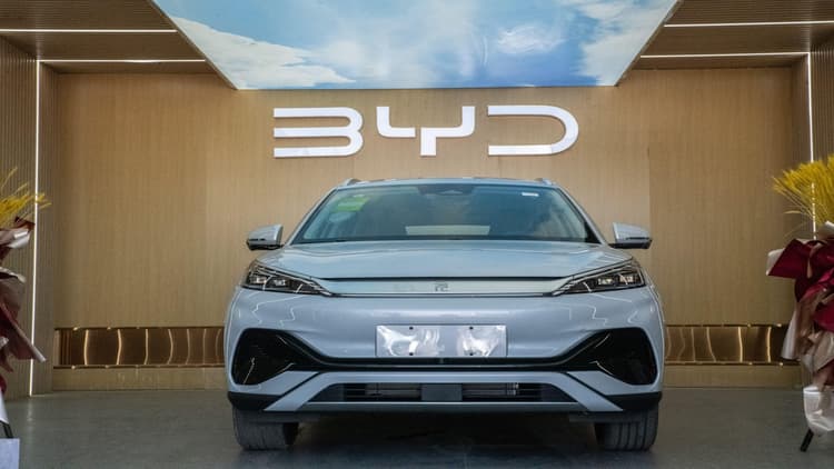 चीन में Tesla की डिमांड घटी, BYD की बिक्री 21 प्रतिशत बढ़ी…जानें क्या है वजह