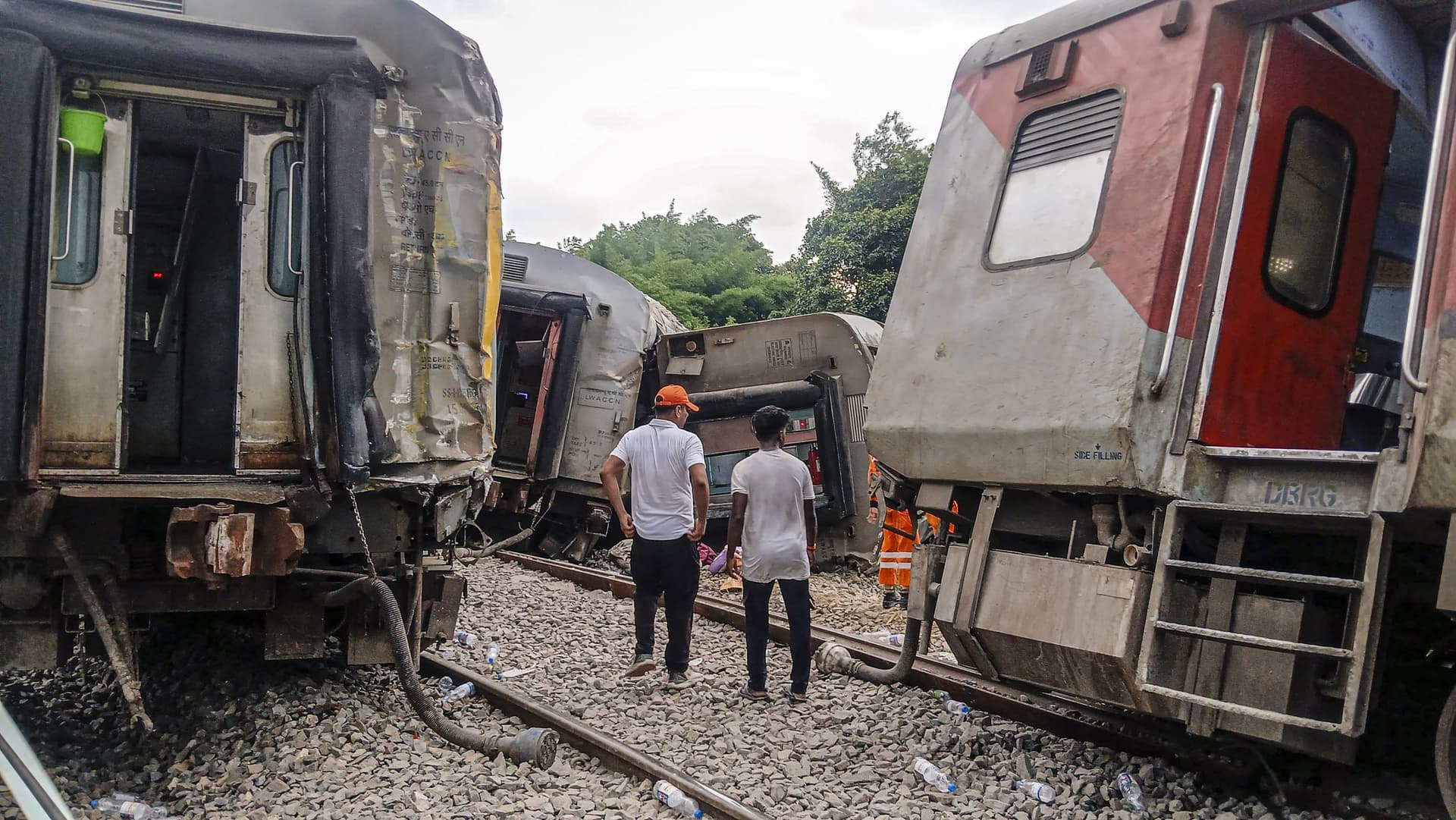Train Accident: हर तरफ बदहवासी, चीख-पुकार के बीच अपनों को ढूंढते लोग, देखें डिब्रूगढ़ एक्सप्रेस ट्रेन हादसे की दिल दहला देने वाली तस्वीरें