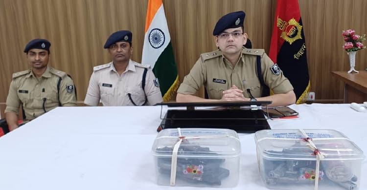 Munger news : खिलौने के गोदाम से बड़ी मात्रा में शराब, पिस्टल व कारतूस बरामद