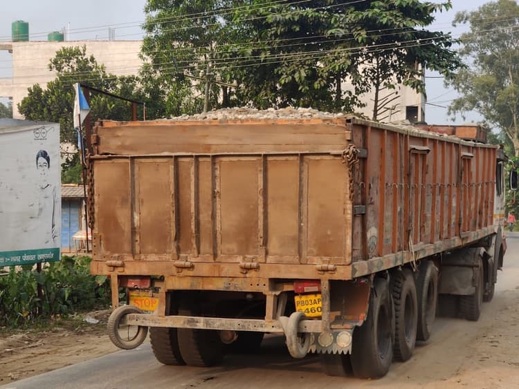 Kishanganj news : ओवरलोड वाहनों के लिए सेफ जोन बना एनएच 327ई