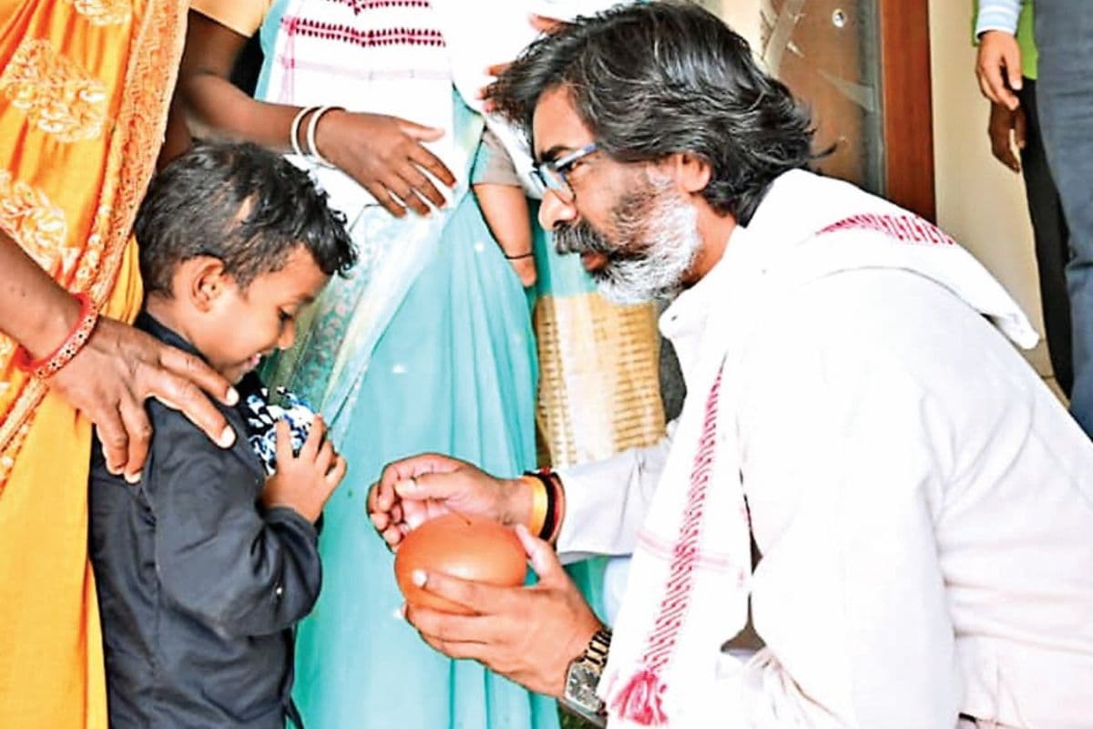 हेमंत सोरेन की रिहाई के लिए पैसे जमा कर रहा था यह बच्चा, कहानी सुनकर मुख्यमंत्री के छलके आंसू