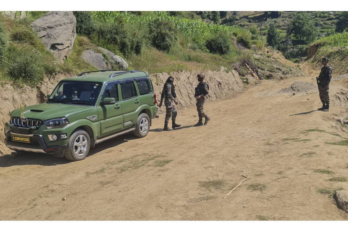 Jammu-Kashmir: बट्टल सेक्टर में आतंकवादियों की घुसपैठ की कोशिश नाकाम, सेना के जवानों की फायरिंग के बाद भागे आतंकी
