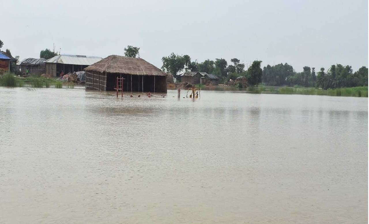 Bihar flood News: कोसी का कहर, इन गांवों में फैला पानी, सूखा चुड़ा खाकर गुजार रहे दिन...