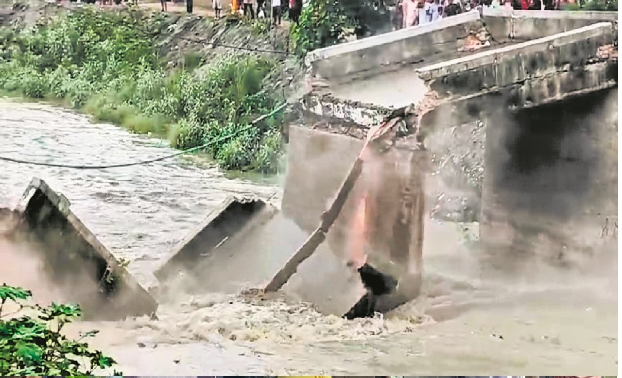 बिहार: एक दिन में पांच पुल ध्वस्त, सारण में एक घंटे के अंतराल में दो पुल धराशायी...