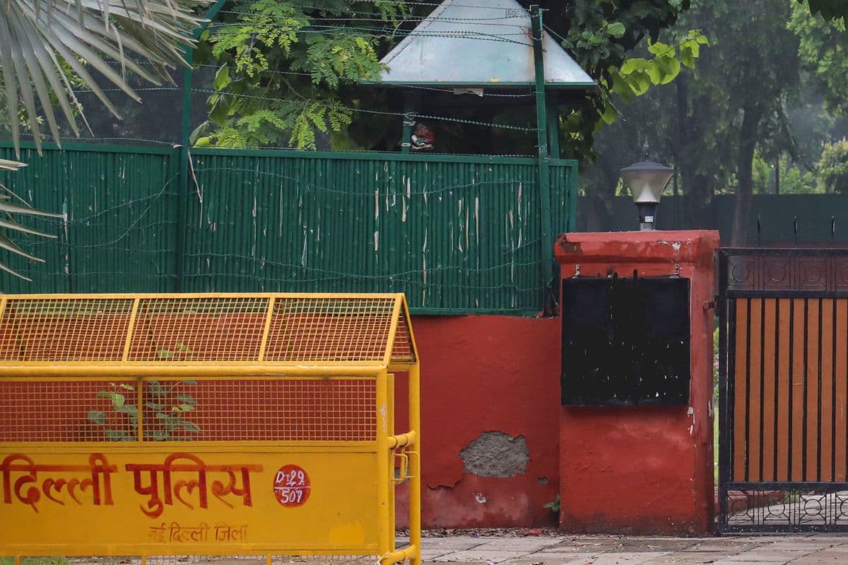 Delhi Shot Dead: दिल्ली में दिनदहाड़े महिला की हत्या, पति की बाइक सवार से हुई कहासुनी और चल गई गोली