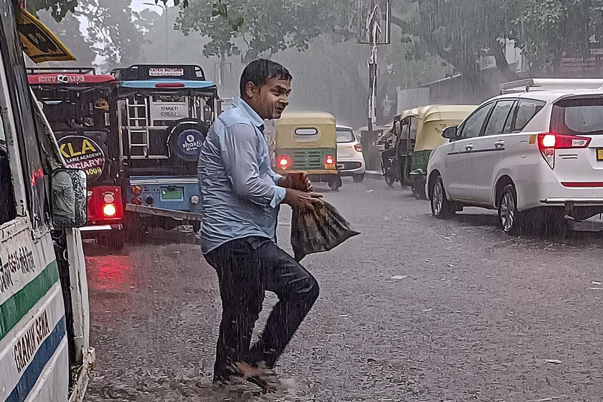 Delhi Traffic Advisory : इस रास्तों में जाने से बचें नहीं तो फंस जाएंगे आप