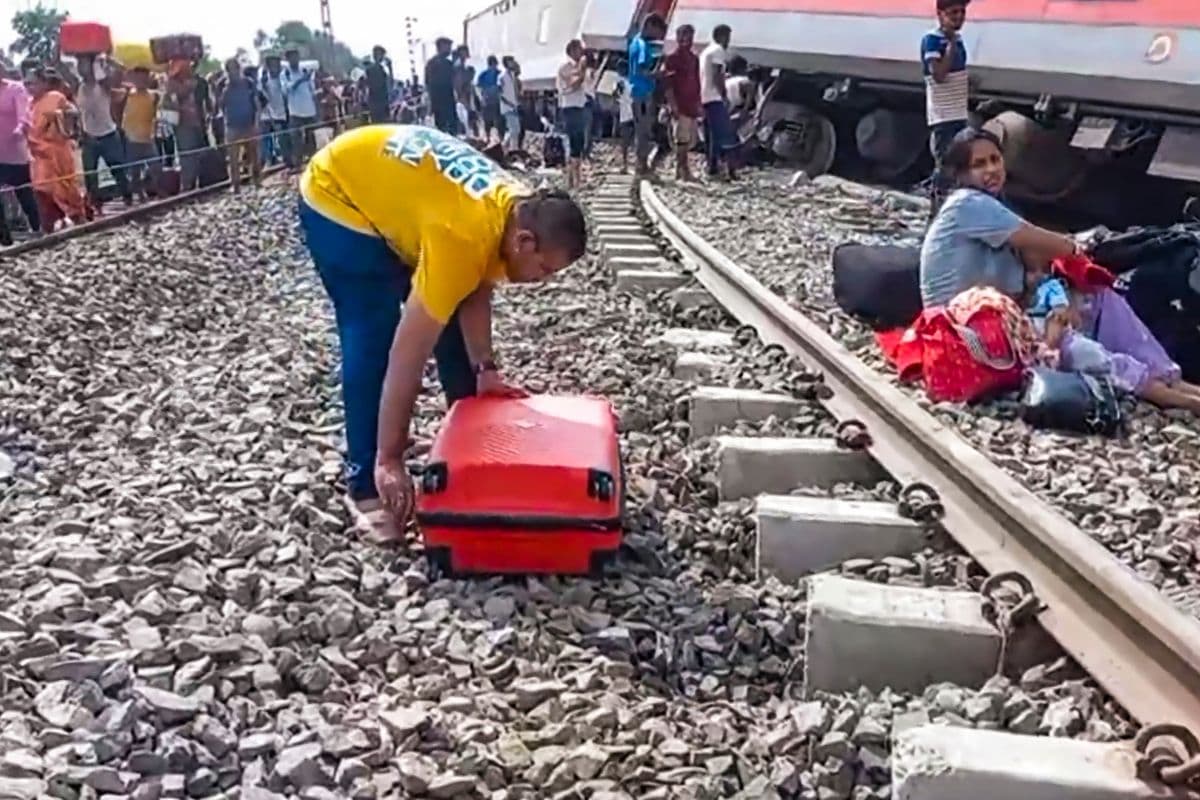 UP Dibrugarh Train Accident: рдЪрдВрдбреАрдЧрдврд╝-рдбрд┐рдмреНрд░реВрдЧрдврд╝ рдПрдХреНрд╕рдкреНрд░реЗрд╕ рд╣рд╛рджрд╕реЗ рдХреЗ рдмрд╛рдж рдХрдИ рдЯреНрд░реЗрдиреЗрдВ рдХреИрдВрд╕рд┐рд▓, рдХреБрдЫ рдХреЗ рдмрджрд▓реЗ рдЧрдП рд░реВрдЯ, рджреЗрдЦреЗрдВ рд▓рд┐рд╕реНрдЯ