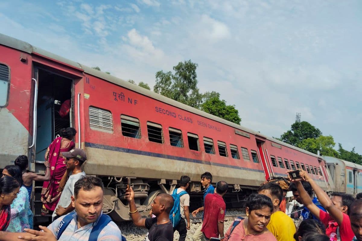 Dibrugarh Train Accident: рд▓реЛрдХреЛ рдкрд╛рдпрд▓рдЯ рдиреЗ рд╣рд╛рджрд╕реЗ рд╕реЗ рдкрд╣рд▓реЗ рд╕реБрдиреА рдзрдорд╛рдХреЗ рдХреА рдЖрд╡рд╛рдЬ, рдкреНрд░рддреНрдпрдХреНрд╖рджрд░реНрд╢рд┐рдпреЛрдВ рдиреЗ рднреА рдХрд┐рдпрд╛ рджрд╛рд╡рд╛