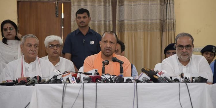 Hathras Stampede: हाथरस भगदड़ हादसा या साजिश, होगी न्यायिक जांच, सीएम ने अखिलेश यादव पर बोला हमला
