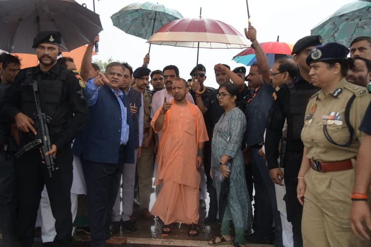 Hathras Stampede: हाथरस भगदड़ मामले में एसडीएम, सीओ, तहसीलदार सहित 6 निलंबित, एसआईटी की रिपोर्ट पर कार्रवाई