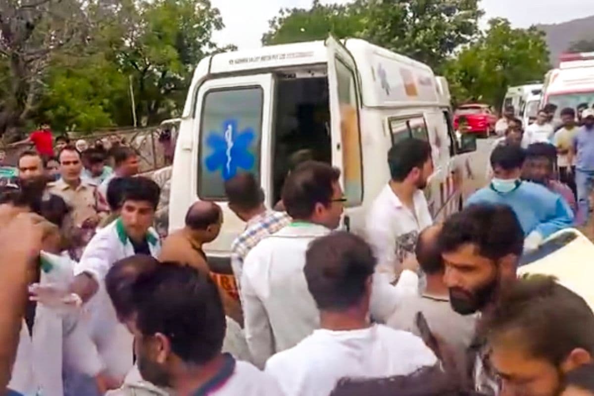 Jammu and Kashmir: अनंतनाग में कार खाई में गिरी, एक ही परिवार के 8 लोगों की मौत