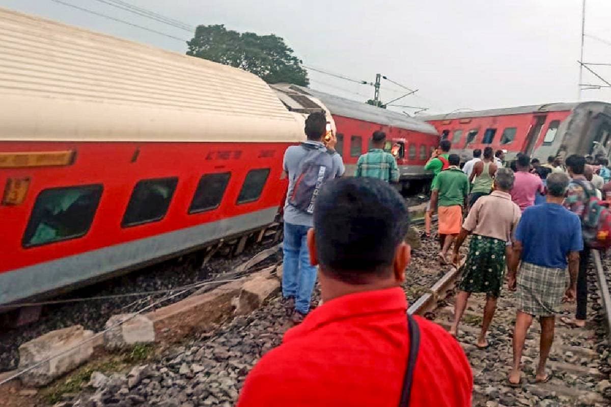 Jharkhand Train Accident Video : हावड़ा-मुंबई ट्रेन ने खड़ी मालगाड़ी को मारी टक्कर, सामने आया वीडियो