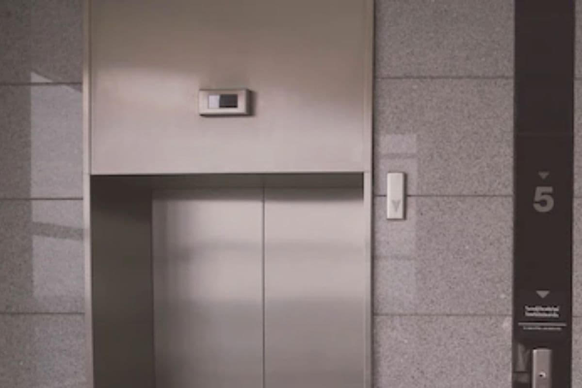 42 घंटे तक लिफ्ट में फंसा रहा शख्स, जानें फिर क्या हुआ?