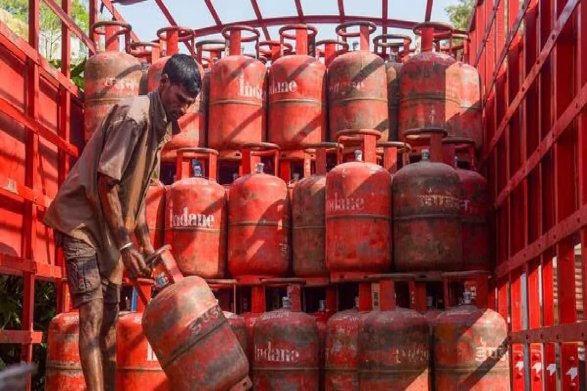 LPG Gas Price: महंगाई से बड़ी राहत, 30 रुपये सस्ता हो गया एलपीजी सिलेंडर