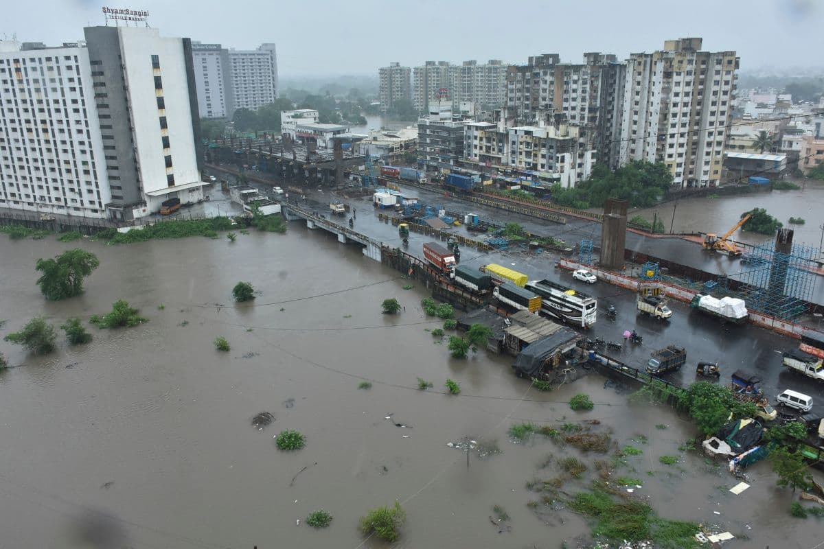 Maharashtra Heavy Rain: महाराष्ट्र में भारी बारिश, पुणे में चार की मौत, 11 उड़ानें रद्द, 10 के मार्ग बदले गए