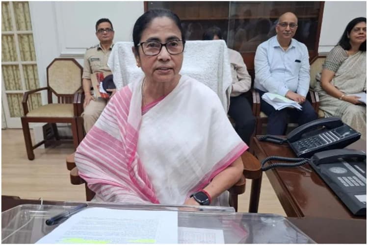 Mamata Banerjee : ममता बनर्जी ने कहा केंद्र का बजट गरीब विरोधी,जनविरोधी और राजनीतिक रूप से है पक्षपातपूर्ण