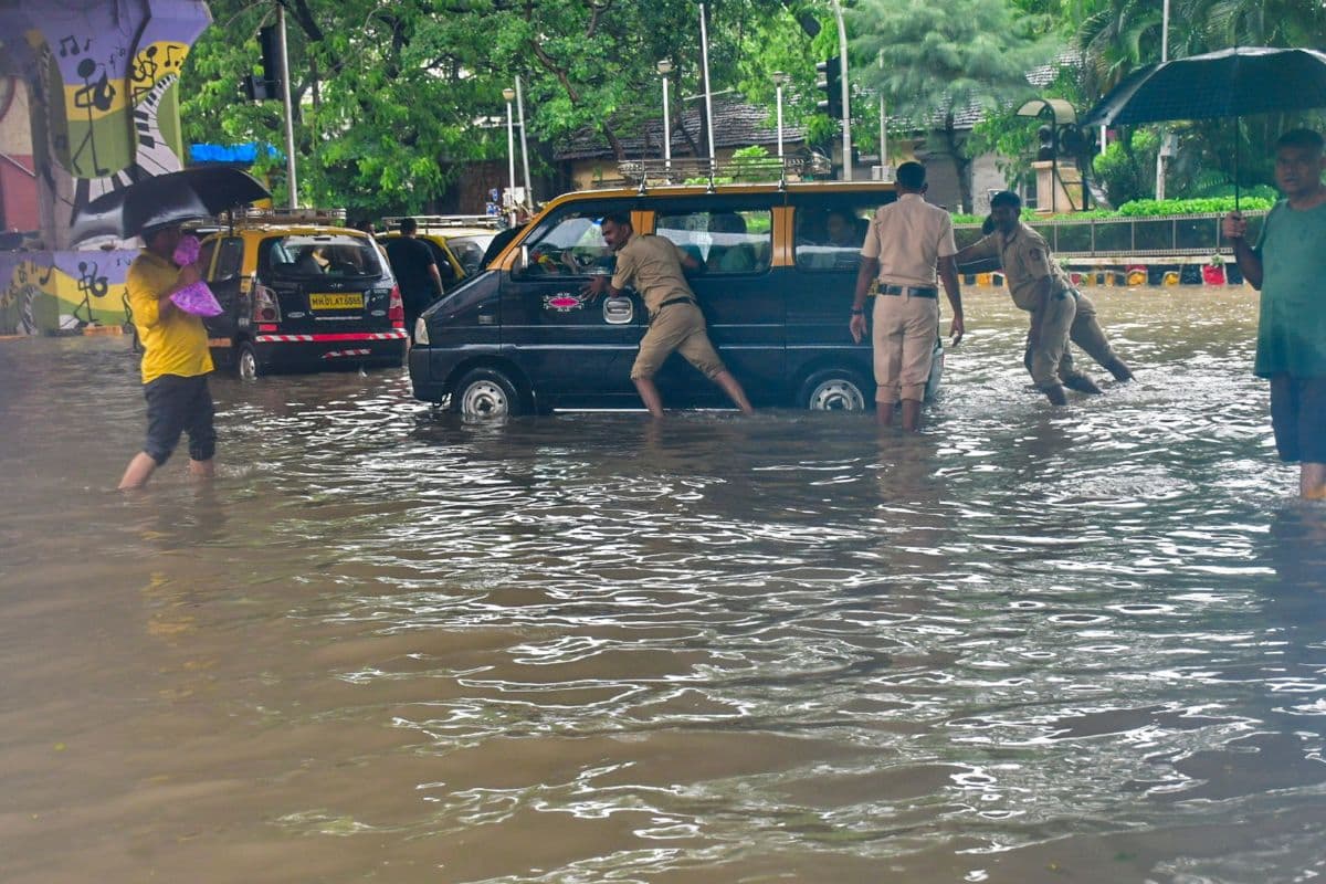 Mumbai Rains: मुंबई में भारी बारिश से तबाही, घरों में घुसा पानी, स्कूल-कॉलेज बंद