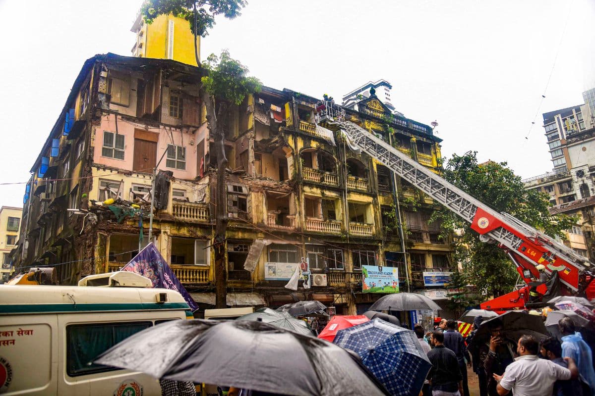 Mumbai News: рдореБрдВрдмрдИ рдореЗрдВ рдЗрдорд╛рд░рдд рдХреА рдмрд╛рд▓рдХрдиреА рдХрд╛ рд╣рд┐рд╕реНрд╕рд╛ рдврд╣рдиреЗ рд╕реЗ рдПрдХ рдорд╣рд┐рд▓рд╛ рдХреА рдореМрдд, 13 рд▓реЛрдЧ рдШрд╛рдпрд▓