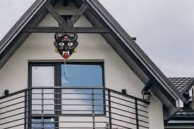 Vastu Tips : घर के बाहर नजरबट्टू लटकाने से पहले जान लें ये बातें, नहीं तो हो सकता है अपशकुन