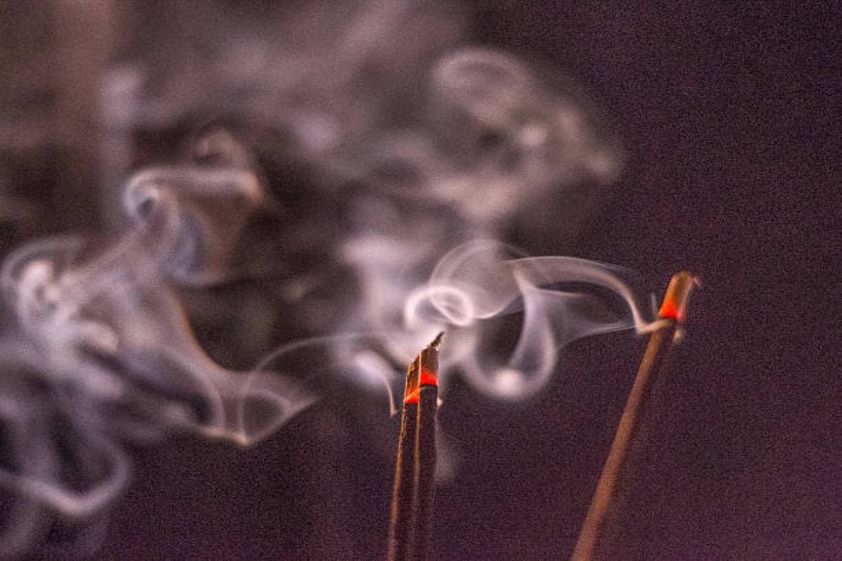 Incense sticks: घरों में अगरबत्तियां जलाना पड़ सकता है भारी, जानिए कितना जहरीला है धुआं