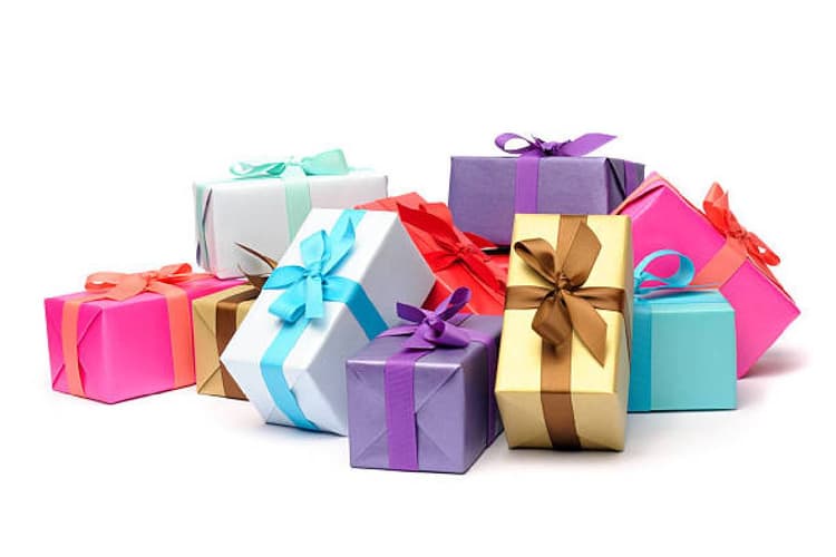 Vastu for Gift Items: कभी किसी को गिफ्ट में न दें ये 5 चीजें, पड़ सकती है रिश्तों में दरार