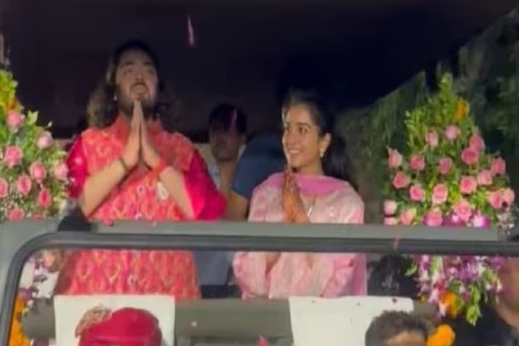 Anant Radhika: शादी के बाद अनंत और राधिका का जामनगर में हुआ भव्य स्वागत