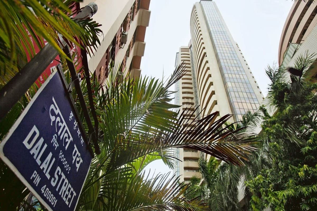80000 की बेल बजाकर नीचे आ गया सेंसेक्स, निफ्टी फिलहाल रिकॉर्ड लेवल पर