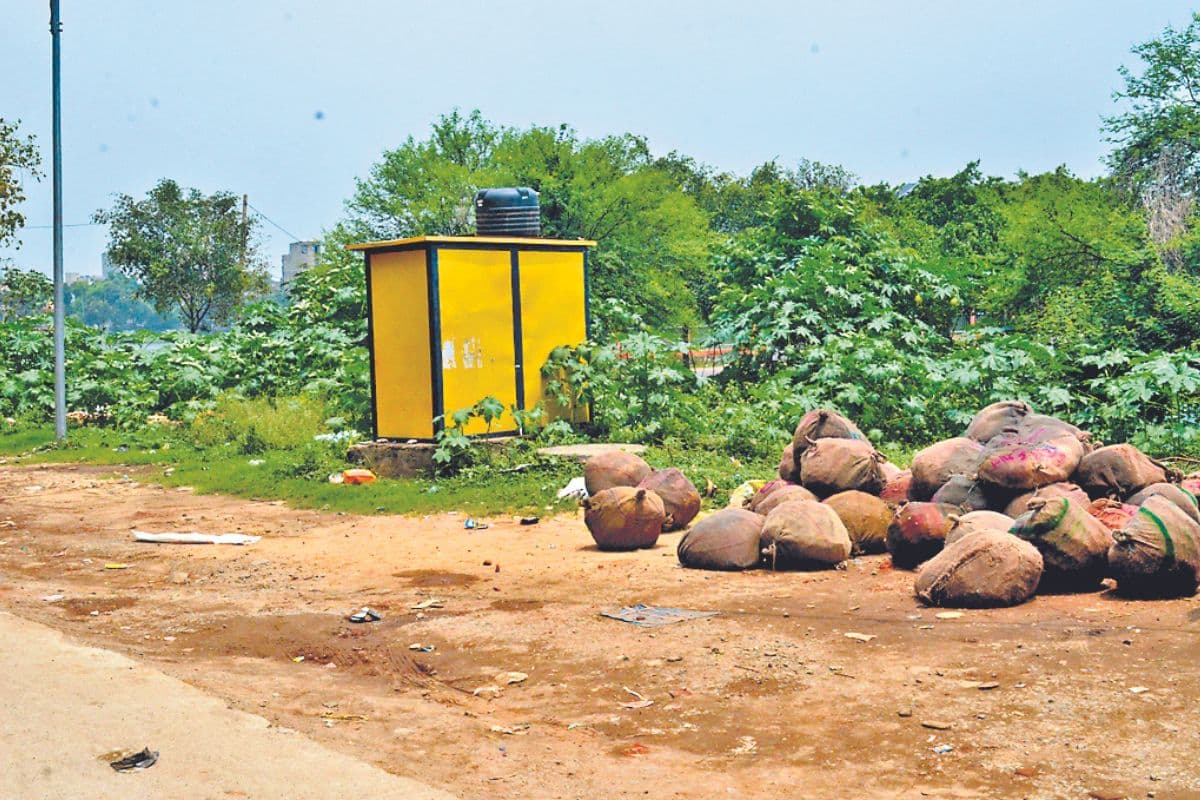 Shravani Mela: भक्तों की सेहत से खिलवाड़, देवघर में गंदगी के पास रख रहे खोवा, इसी से बनेंगे पेड़े