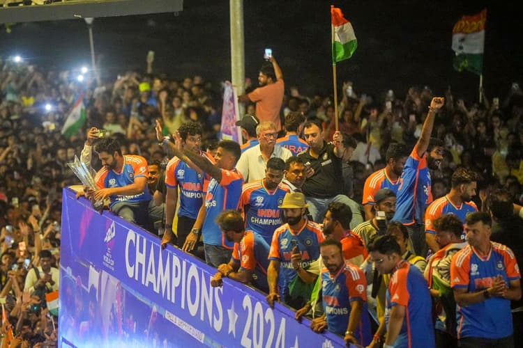 Victory Parade: फैन्स का जनसैलाब देख अभिभूत हुए वर्ल्ड चैंपियन, विराट-रोहित ने जो बोला जानकर हो जाएगा प्यार