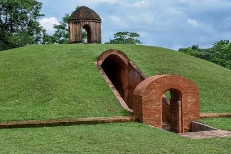 UNESCO की विश्व धरोहर सूची में शामिल हुआ "अहोम मोइदम", जानिए कैसे पहुंचे यहां