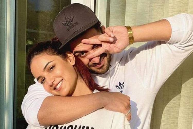 Jasmine Bhasin के आंखों से उतरी पट्टी, बॉयफ्रेंड अली गोनी ने बढ़ाई हिम्मत