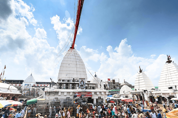 Shravani Mela 2024: देवघर बाबाधाम में गर्भगृह का पट खुलते ही बोल बम से गूंज उठी कतार, शाम पांच बजे तक 90 हजार कांवरियों ने किया जलाभिषेक