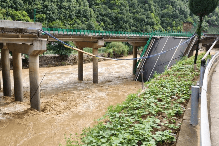 China में बाढ़ का कहर: पुल ढहने से 12 की मौत, 30 से ज्यादा लोग लापता