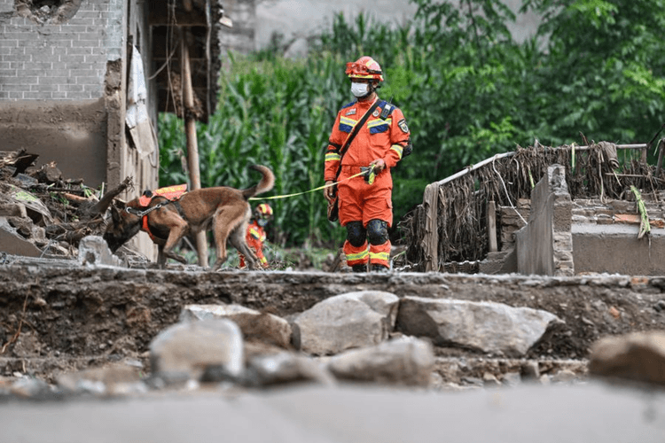China में बाढ़ से 25 की मौत, दर्जनों लापता: बचाव अभियान तेज