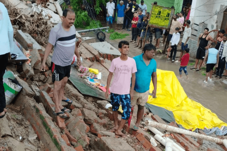 Prayagraj में भारी बारिश का कहर: रामबाग रेलवे स्टेशन की दीवार पर गिरा पेड़, मची अफरा-तफरी