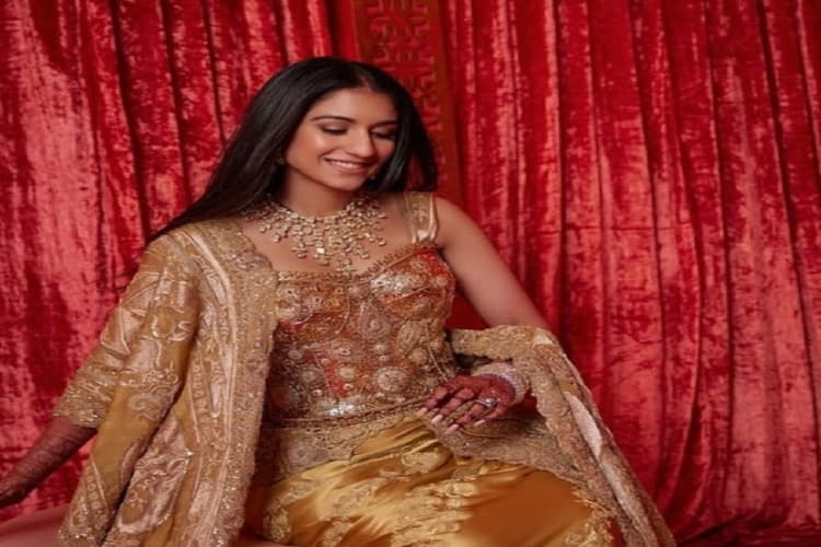 Radhika's Reception look: अंबानी परिवार की नई बहु राधिका का रीसेप्शन लुक आया सामने