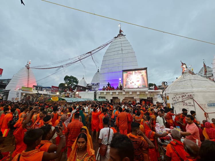 Shravani Mela 2024: हर-हर महादेव के जयघोष से गूंज रही बाबा नगरी, अरघा से जलार्पण कर रहे कांवरिए