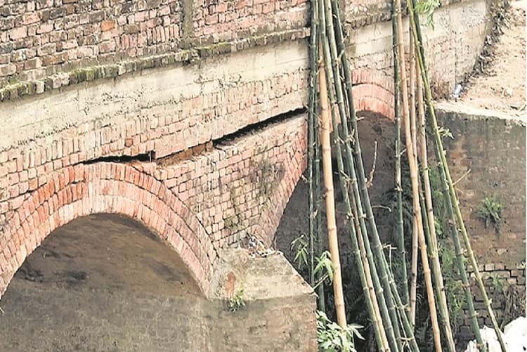 सीवान में गंडक नदी पर बने एक और पुल में आई दरार, बांस-बल्ली के सहारे बचाने का हो रहा प्रयास