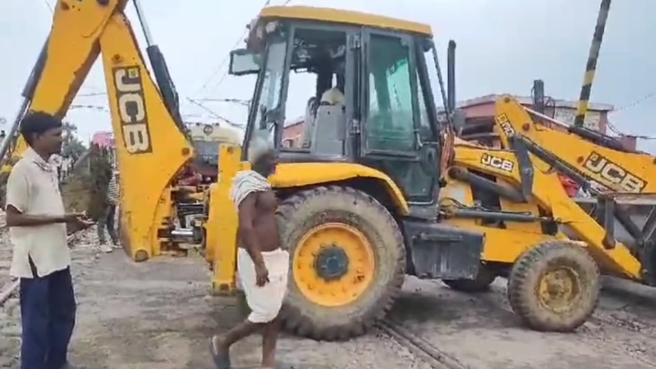 पटना-गया रेलखंड पर लोगों की सूझबूझ से टला बड़ा रेल हादसा, ट्रैक पर फंस गई थी दो जेसीबी