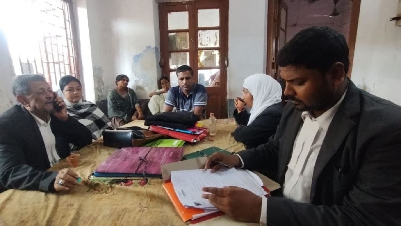 प्रेमी के पक्ष में गवाही देने पहुंची शादीशुदा प्रेमिका, तभी आ पहुंचा पति, कोर्ट के बाहर चला हाईवोल्टेज ड्रामा