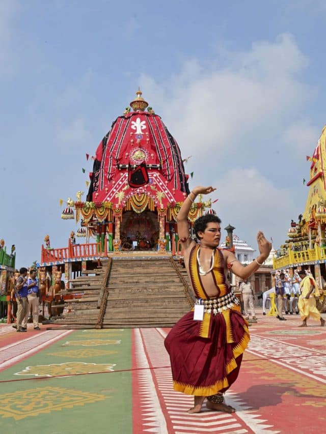 53 साल बाद पुरी में निकाली गई दो दिवसीय रथ यात्रा, देखें तस्वीरें