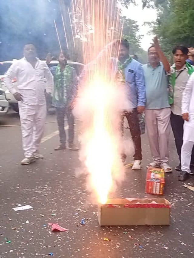 हेमंत सोरेन के मुख्यमंत्री बनने के बाद समर्थकों ने मनाया जश्न, जमकर फोड़े पटाखे