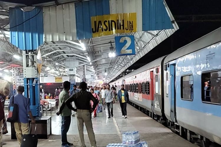 Shravani Mela: बाबाधाम के लिए चलेंगी श्रावणी मेला स्पेशल ट्रेनें, जानें किन गाड़ियों का होगा ठहराव