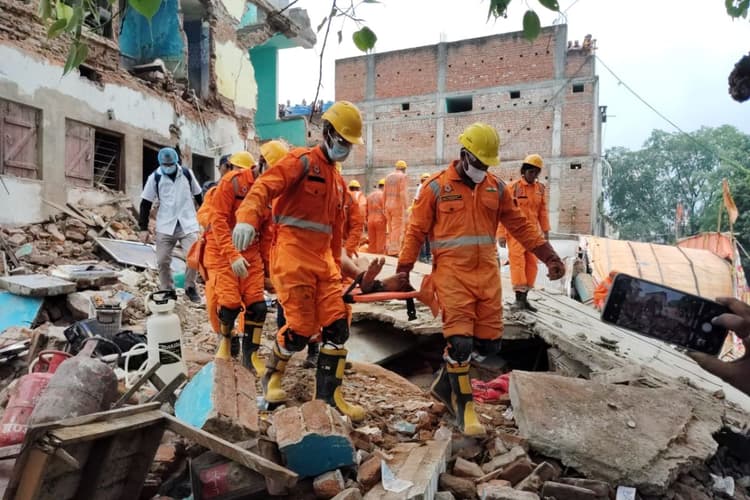 Deoghar Building Collapse : देवघर मकान हादसे के मृतकों के परिजनों को 1-1 लाख रुपये, सांसद निशिकांत दुबे की घोषणा