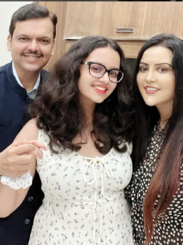 Devendra Fadnavis Birthday : देवेंद्र फडणवीस किसको करते हैं सबसे ज्यादा प्यार, जानें