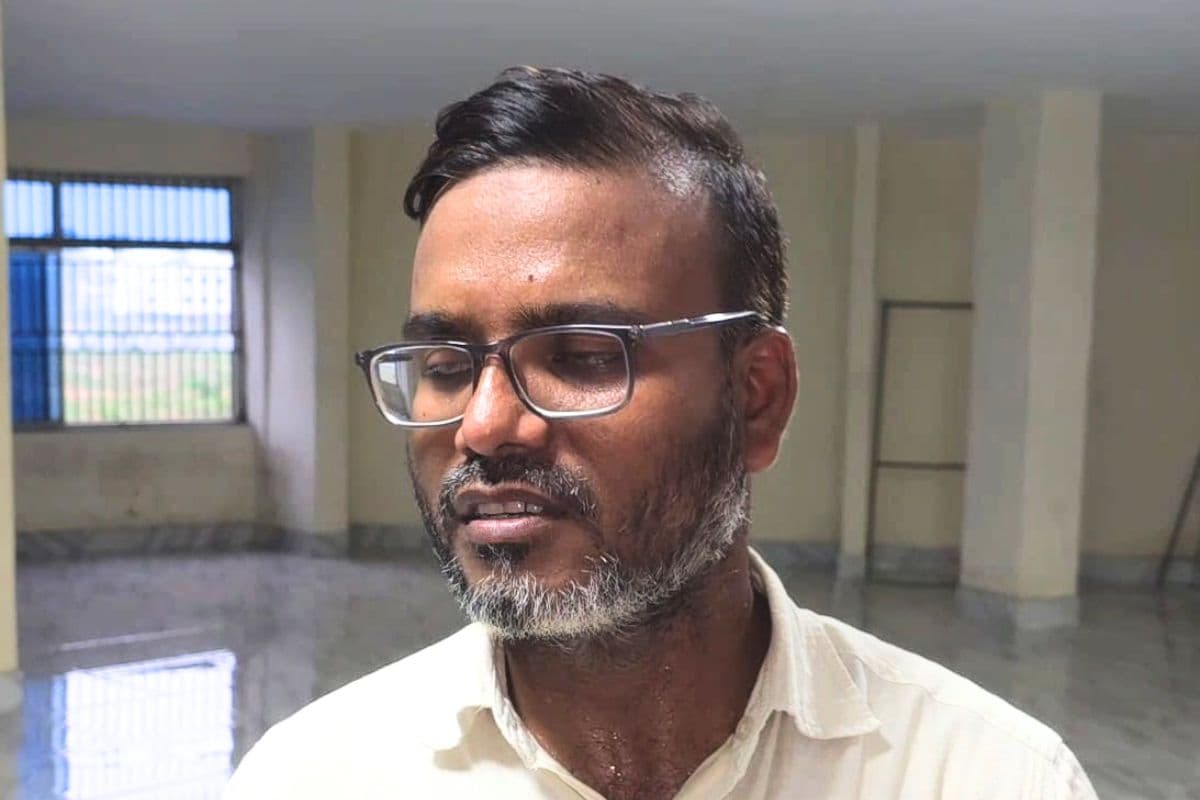 Giridih News: बिना अनुमति होमगार्ड जवान को साथ लेकर घूम रहे हैं धनवार के अंचल अधिकारी