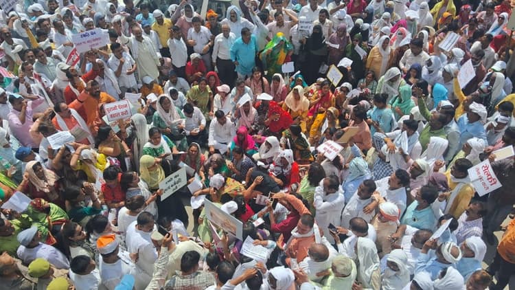 Online Attendance: ऑनलाइन अटेंडेंस के विरोध में शिक्षकों ने प्रदेश भर में किया प्रदर्शन, जारी रहेगा बहिष्कार