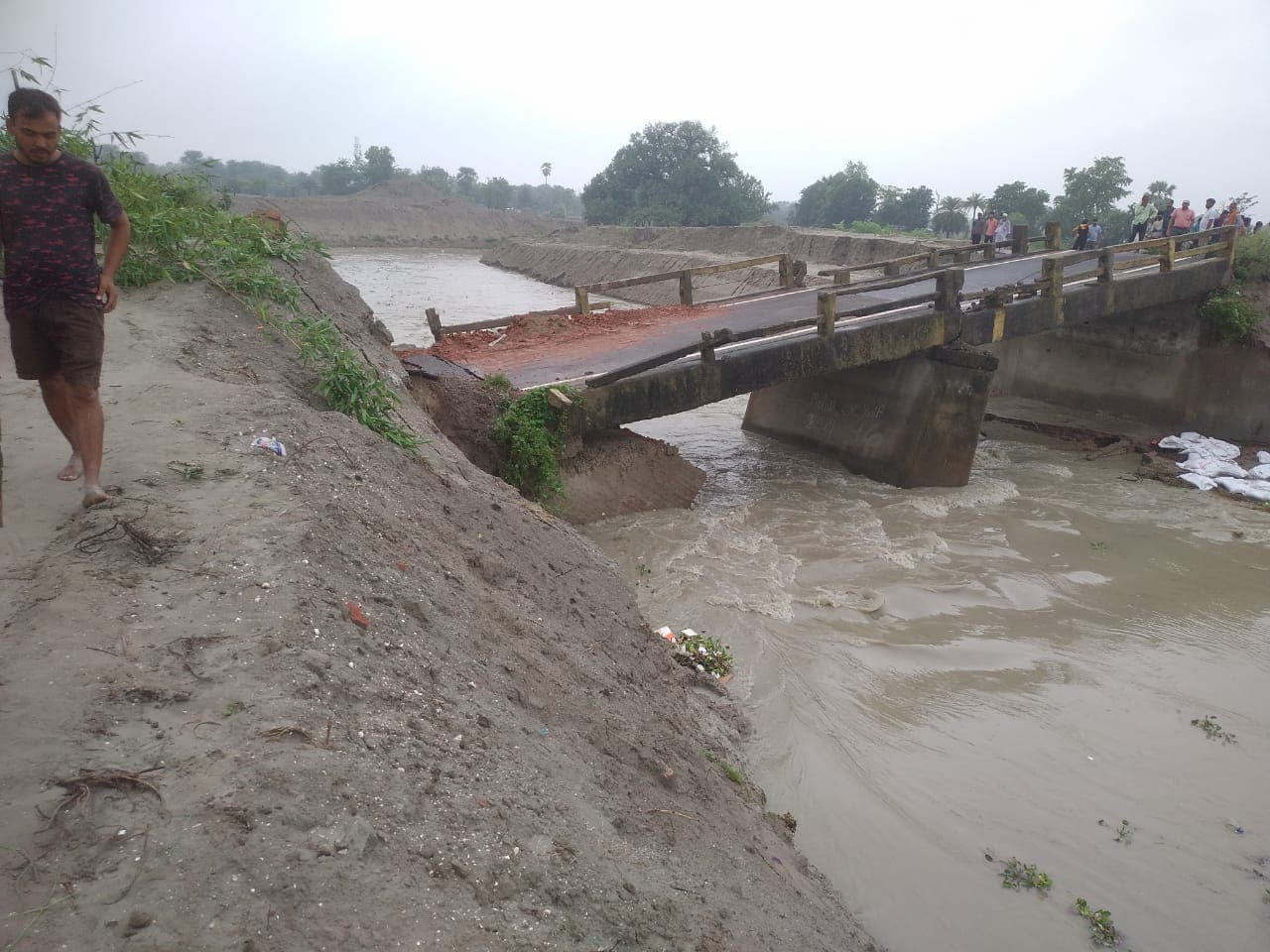Bridge Collapsed: सीवान में पुल का पाया धंसा, महाराजगंज से कई गांवों का संपर्क टूटा