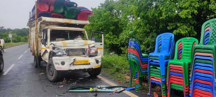 पिकअप ने पीछे से बस में मारा धक्का, कोई हताहत नहीं