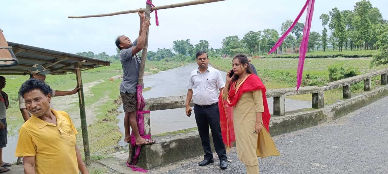 बूंद नदी पुल से भारी वाहनों प्रवेश वर्जित, लगा बेरिकेट